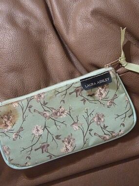 Laura Ashley Change Purse Green, Cloth/Zipper Closure Good condition